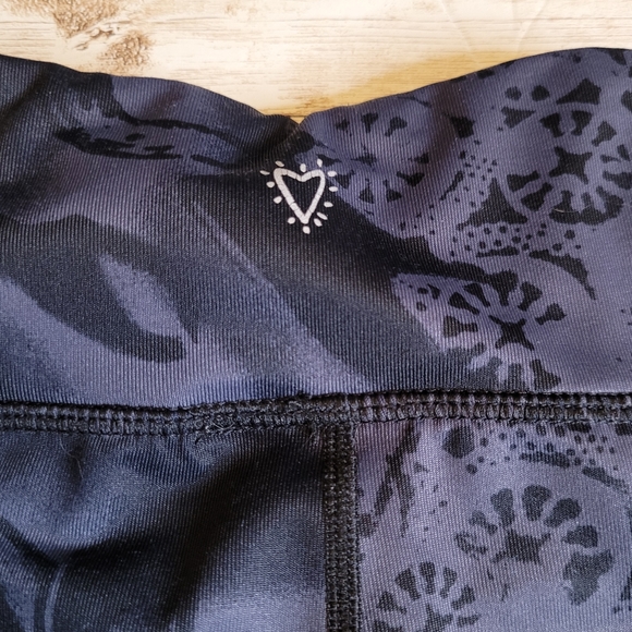 Betsey Johnson Performance Cropped Leggings | Activewear | Yoga Pants - Picture 12 of 16